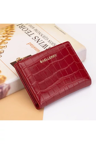 Portofel Bifold Mic Vișiniu Din Imitație De Piele Lăcuită Cu Model Piele De Crocodil De Dimensiunea 9.5*11.5*3cm